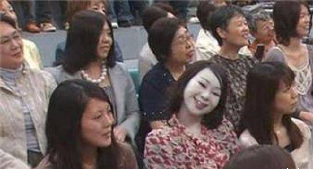 日本"诡异歪头姐"照片,别再害怕了,网友合力找出破绽