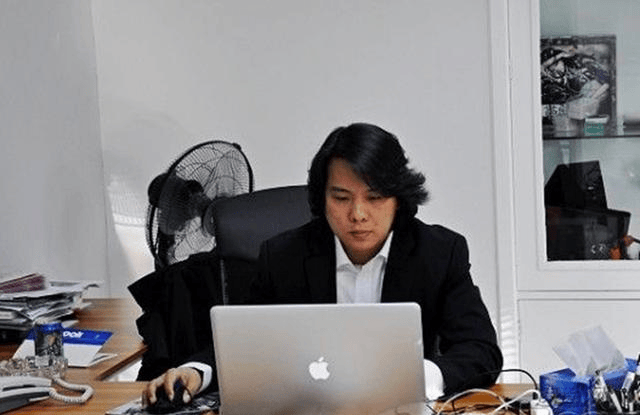 原创2015年,此人花1600万拍下"巴菲特午餐",三年后公司蒸发91亿_朱晔