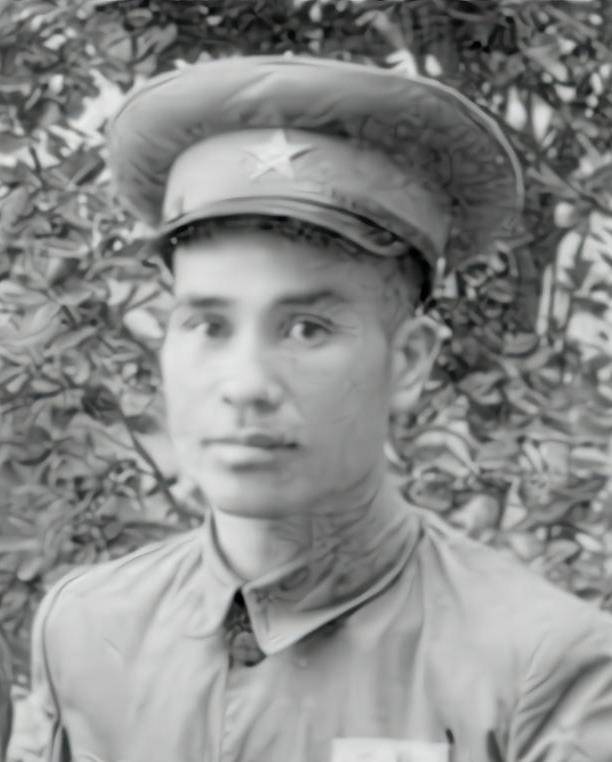 警卫员乱吃药,被留在大庙中休息,钻到佛像后,发现救命之物_陈昌奉_毛