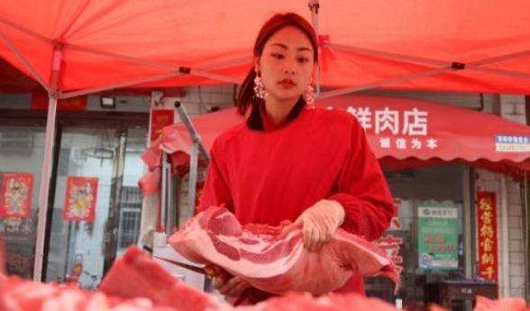 河南90后"猪肉西施",半小时搞定1头猪,顾客驱车百里目睹真容