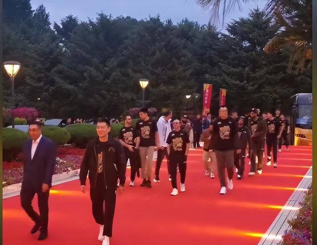 辽宁男篮盛况:省长主办庆功宴,书记接待队伍