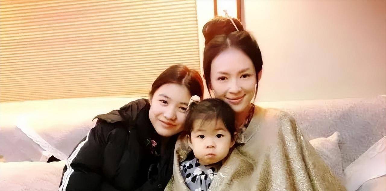 章子怡在30多和40多岁时分别迎来了自己的两个孩子.
