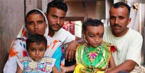 印度6岁男孩酷似"象头"走红,被民众奉为神灵,连父母都要跪拜