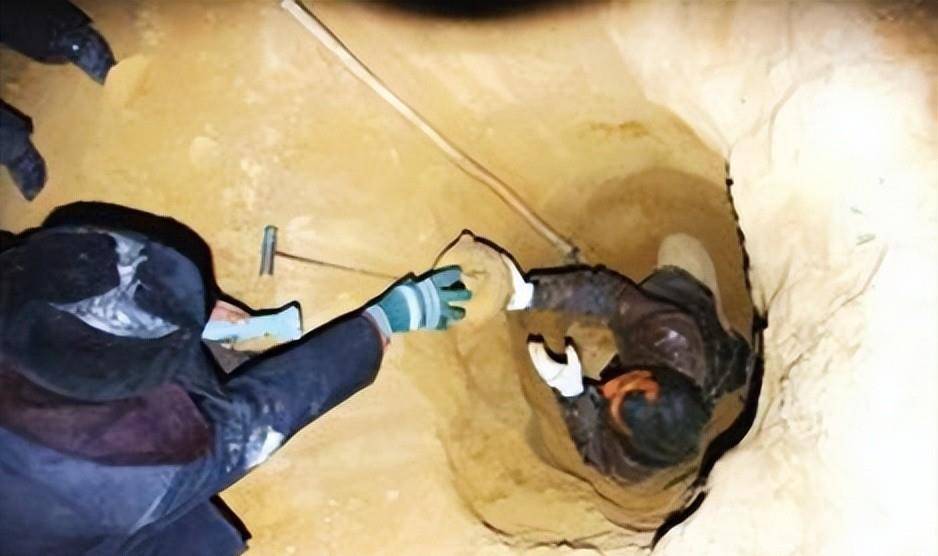 村民花5万收买守墓人,随后疯狂盗宝,8件玉俑却只卖400万白菜价