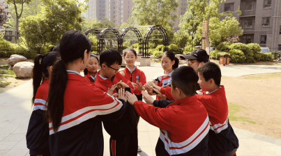 濮阳市华龙区濮东小学开展信任背摔团辅活动