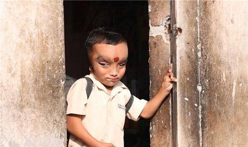 印度6岁男孩酷似"象头"走红,被民众奉为神灵,连父母都要跪拜