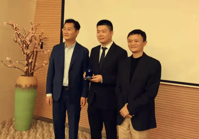 突发!吴召国再被实名举报,涉案金额过亿,受害者女儿下跪求还账