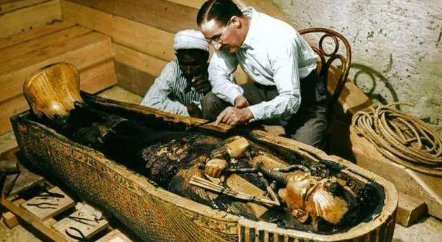 瑞士现2200年前的"睡美人",埋葬在树干里,身穿几十件羊皮大衣