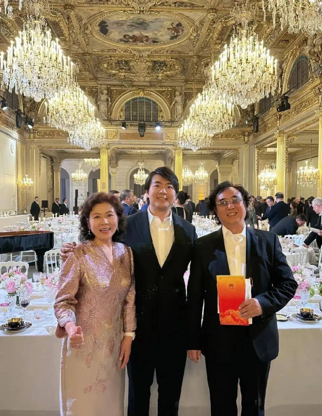 郎朗妈妈保养得真好,70岁还年轻漂亮且自然,刘晓庆又整容又装嫩还是