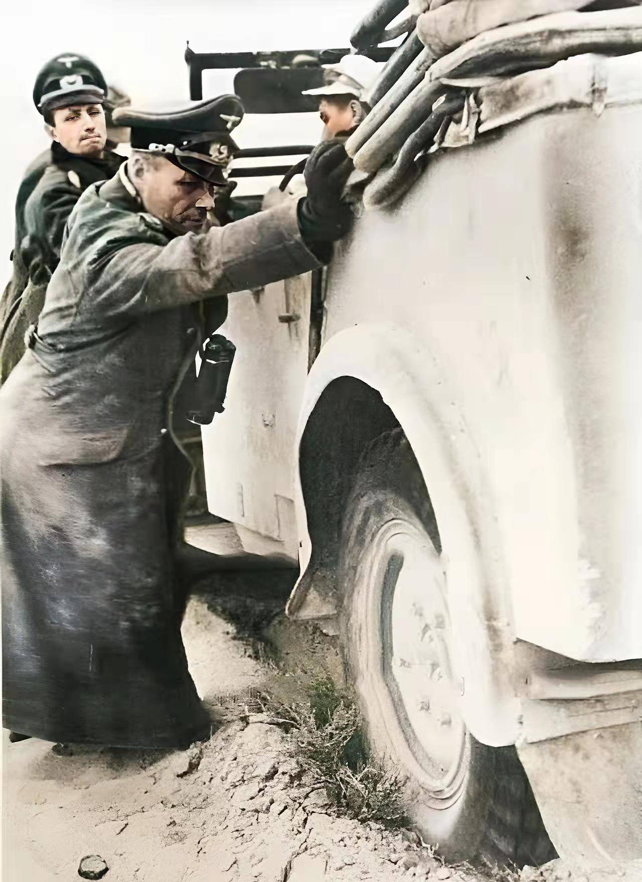 德军用闪电战53天占领巴黎,黑人士兵惊恐看着镜头_法国_德国_战场