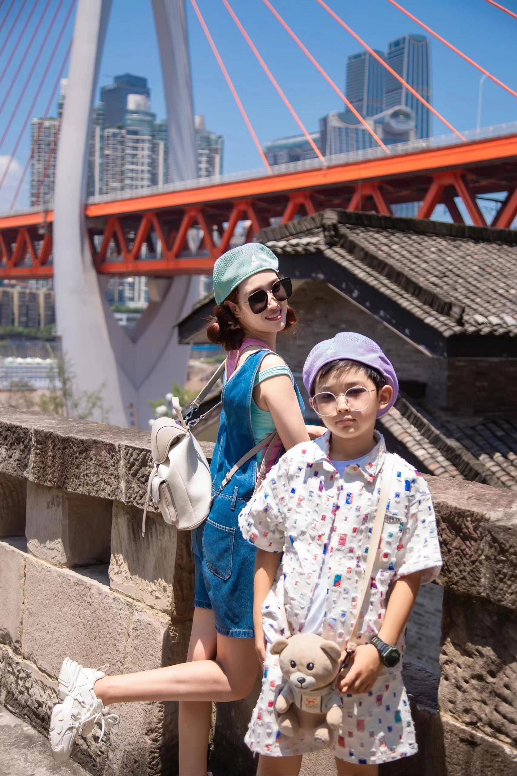 导游小柔会在机场或火车站热情地迎接大家
