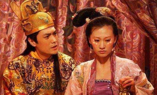 后来,李治招来丞相,暗中决定将武则天废后,可惜的是,武则天当时的权力