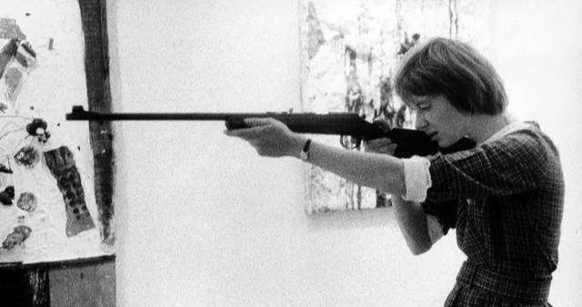 出生被视作厄运,幼年被父侵犯,她自学作画,却让作品遍布世界