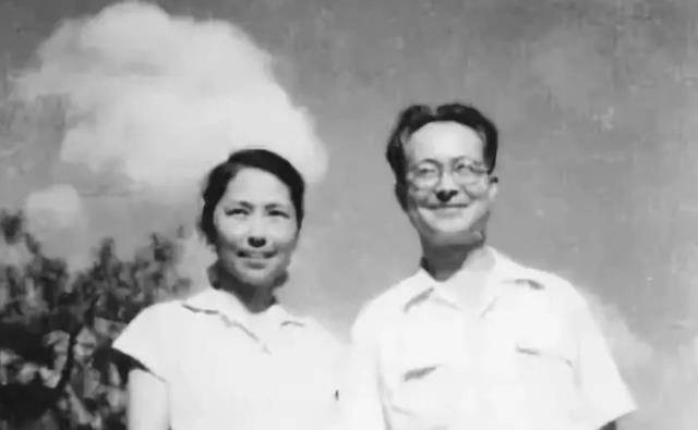 苦追4年结婚,妻子刚产下长子,沈从文却坦言:我爱上其他女人了