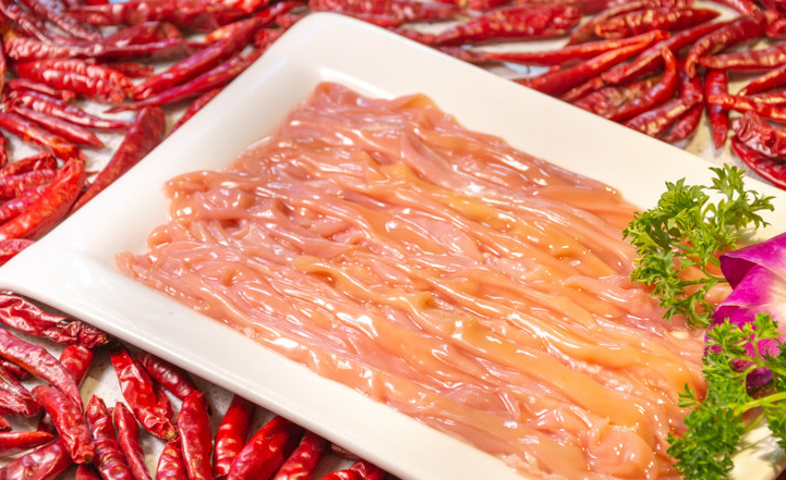 淡橘色的鸭肠不讲究摆盘,涮鸭肠当然不能只涮一根,几根齐下才算霸气.