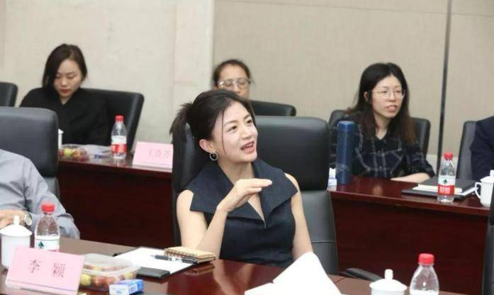 她才华横溢,辅佐了马云九年,如今仍单身_李颖_美国_麦肯锡