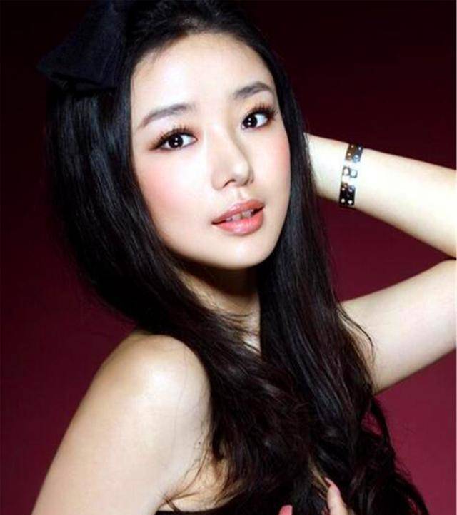 欠债800亿逃往外国,带走一女明星和61个亿,父亲去世都