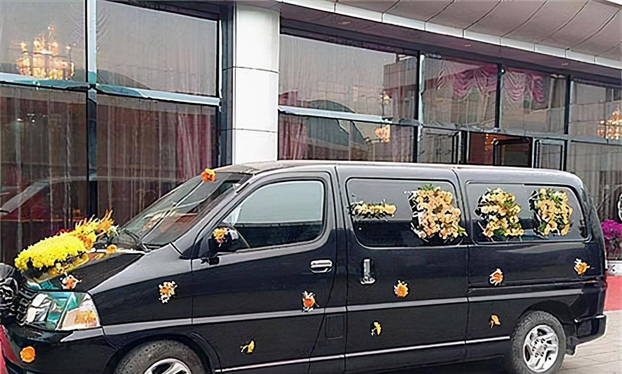 灵车司机王亮:一年接过2000多名逝者,开直播寻求旁人的理解