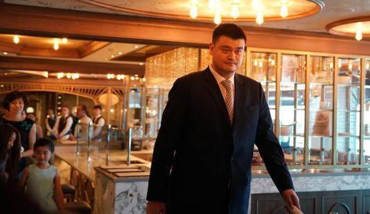 39岁姚明身价过亿,体重已超400斤,妻子叶莉直言:生活压力重