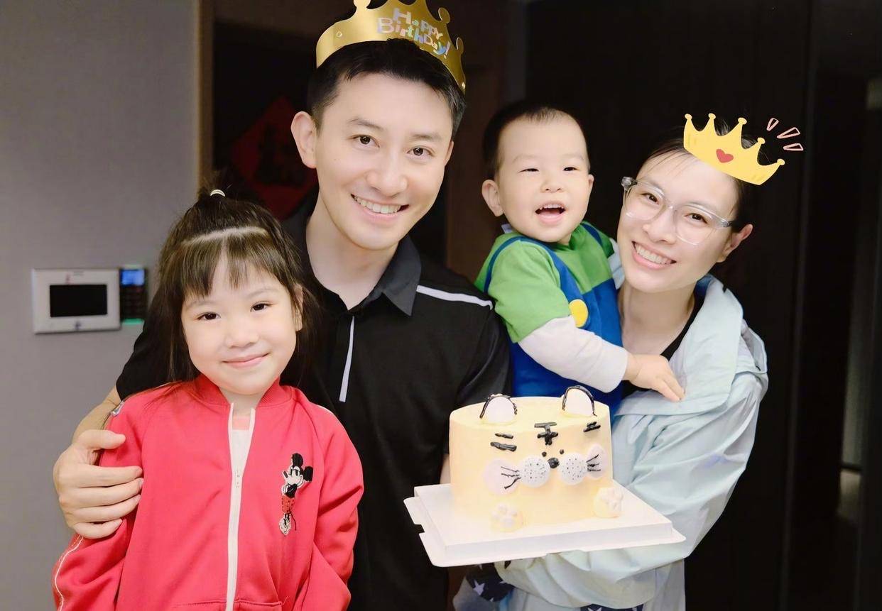 吴敏霞一家四口全家福!39岁身材傲人气质出众,年收入已超1000万