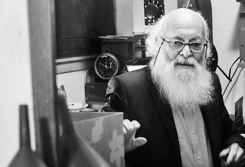 时间回到20世纪30年代,俄裔犹太人阿道夫·卡明斯基一家从阿根廷搬到