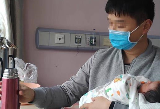 5月10日,李刚的爱人张亚飞到武汉市第六医院产科入院待产.