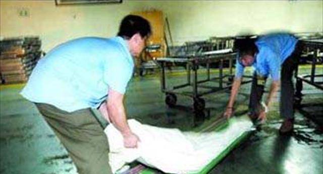 火葬场搬尸工:不拍照不聚众,终日与死人打交道,工作2天赚6千