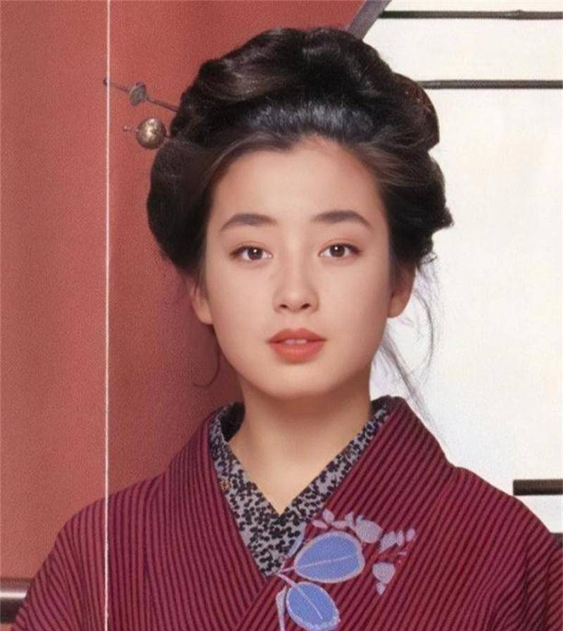 她14岁强行被母亲送给导演,拍裸体写真,被母亲操控的人生真可悲