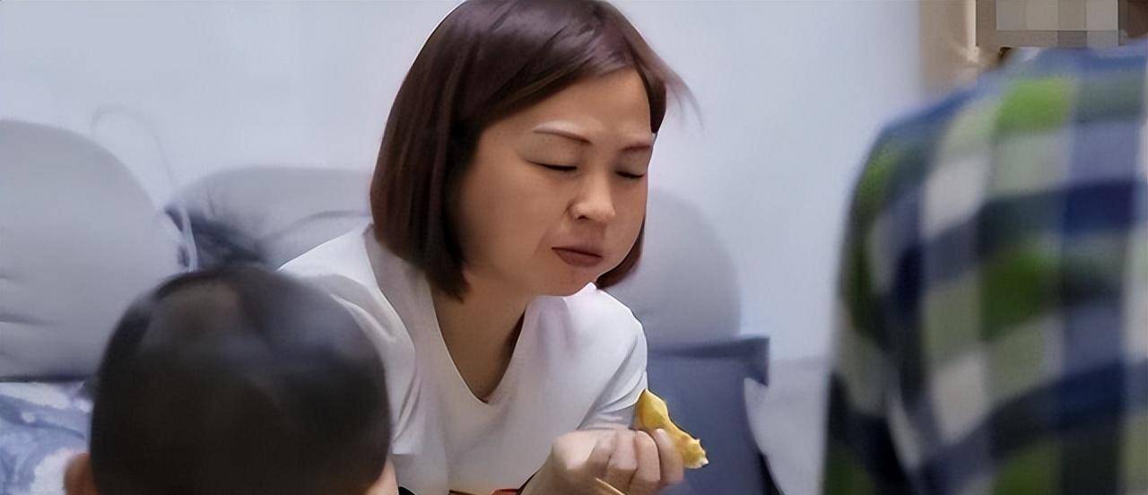 课堂上的知识老师有时候讲的比较快,她没有理解透彻又不爱向别人求助.