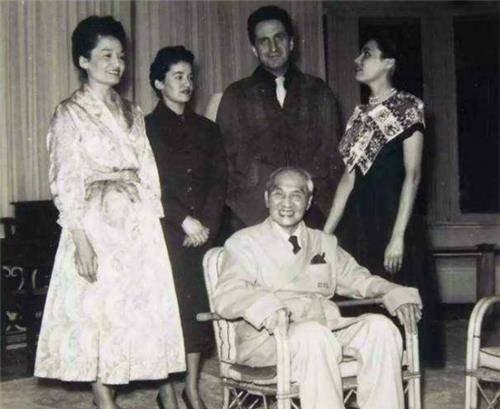 最荒唐的"脚踏两条船",为和私会,她将15岁女儿主动嫁_卢芹斋_奥尔佳