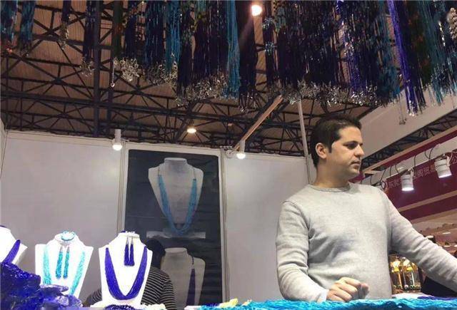 很少有顾客主动和艾哈迈德砍价,顾客购买货物时也会尽量多买点,大部分