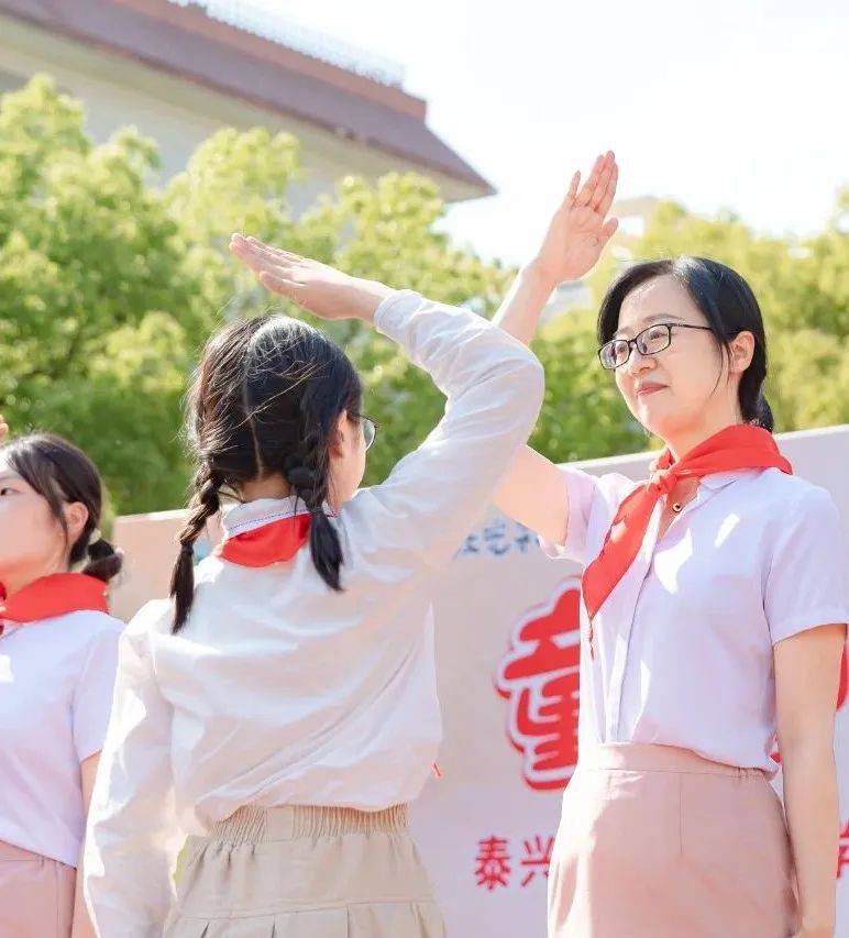 泰兴师范附属小学2023-2024一年级入队仪式_指导老师_少先队员_红领巾