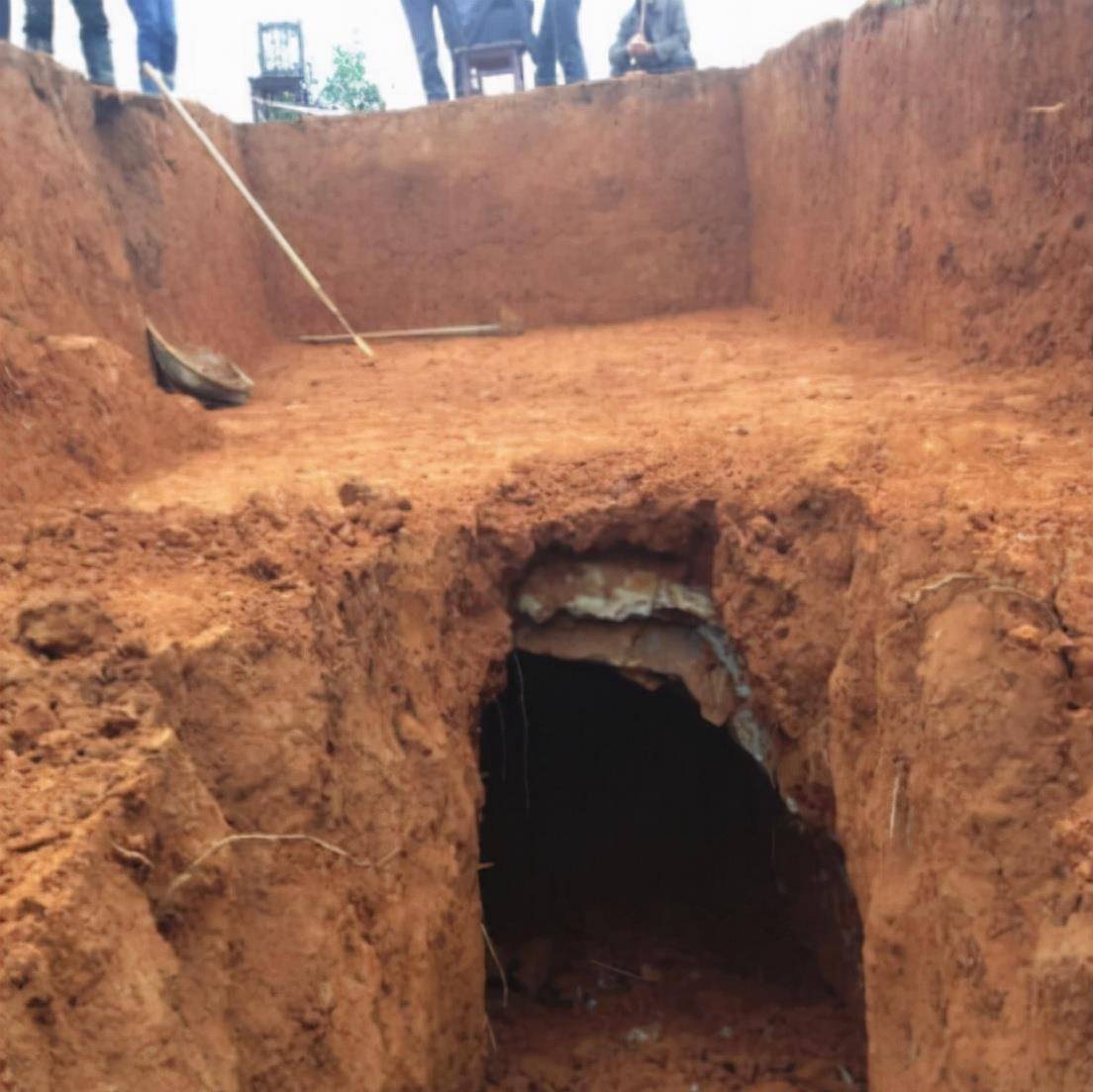 湖北空军炸山修房,意外炸出褐色土层,专家:下面有大工程_古墓_考古