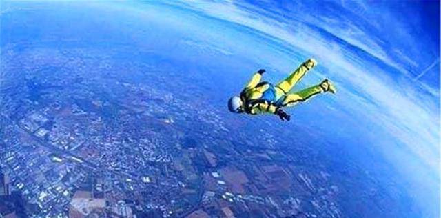 原创            美国女子惊魂一跳，4400米高空降落伞打不开，坠落后被蚂蚁救一命-美国高空跳伞视频是不是真的