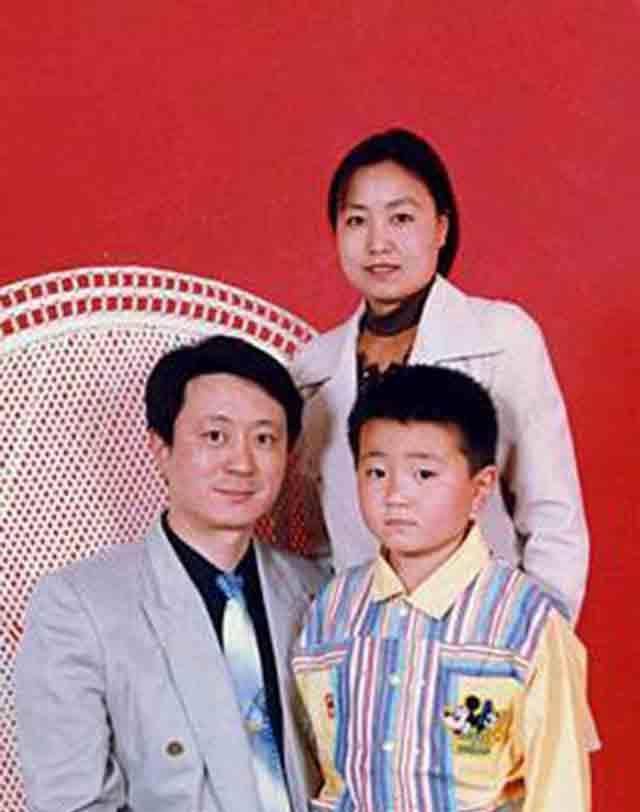 为普通民众免费打官司,08年去世与妻子合葬,年仅45_卫春晓_工作_儿子