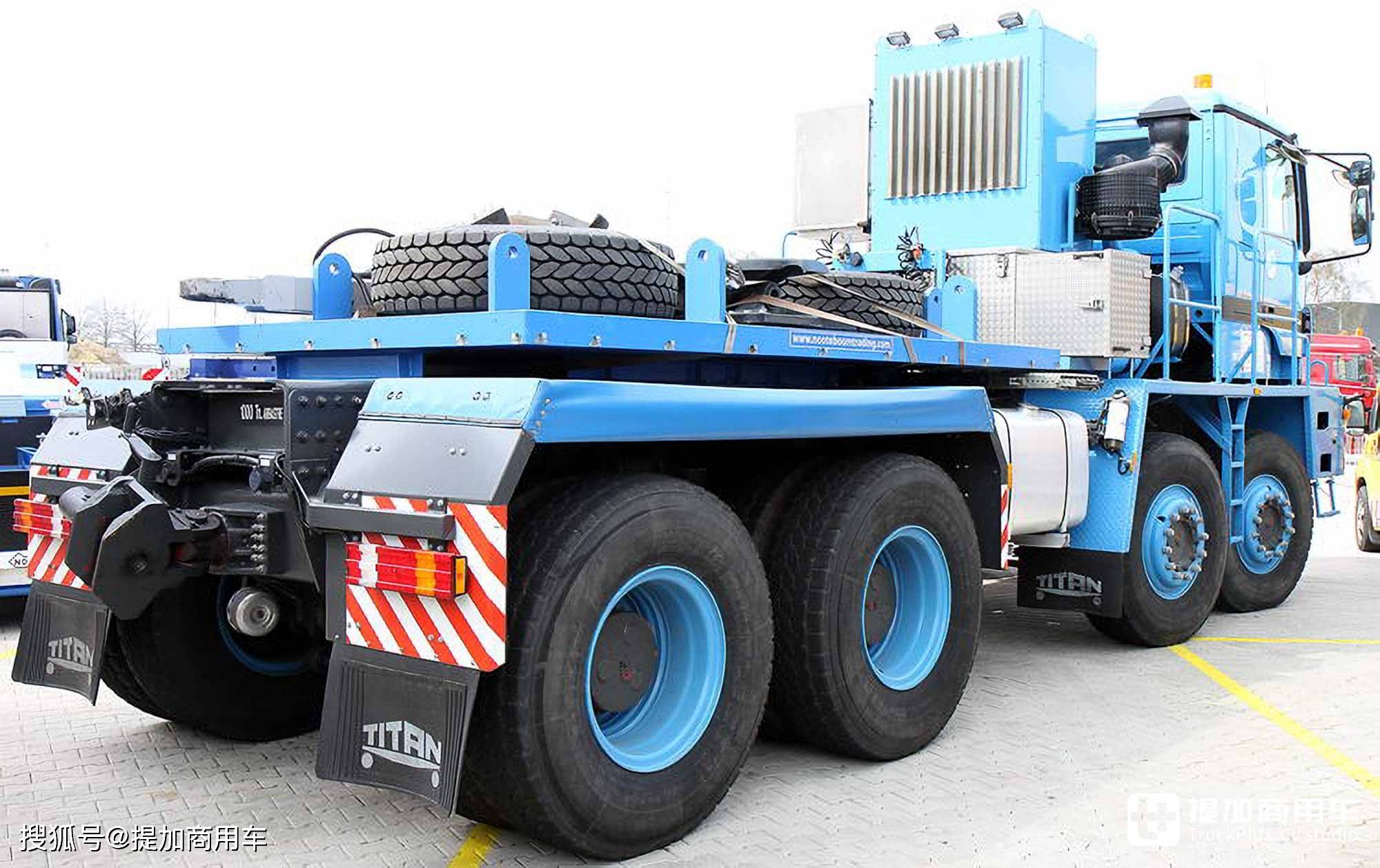 带你看德国titan 8x8大件牵引车,千吨强悍战力,火车头般庞大身躯
