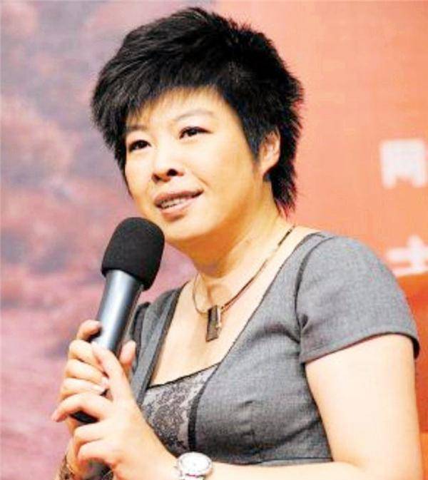 纪实:从国学大师到万人唾弃,被北大学子轰下台的于丹,如今怎样