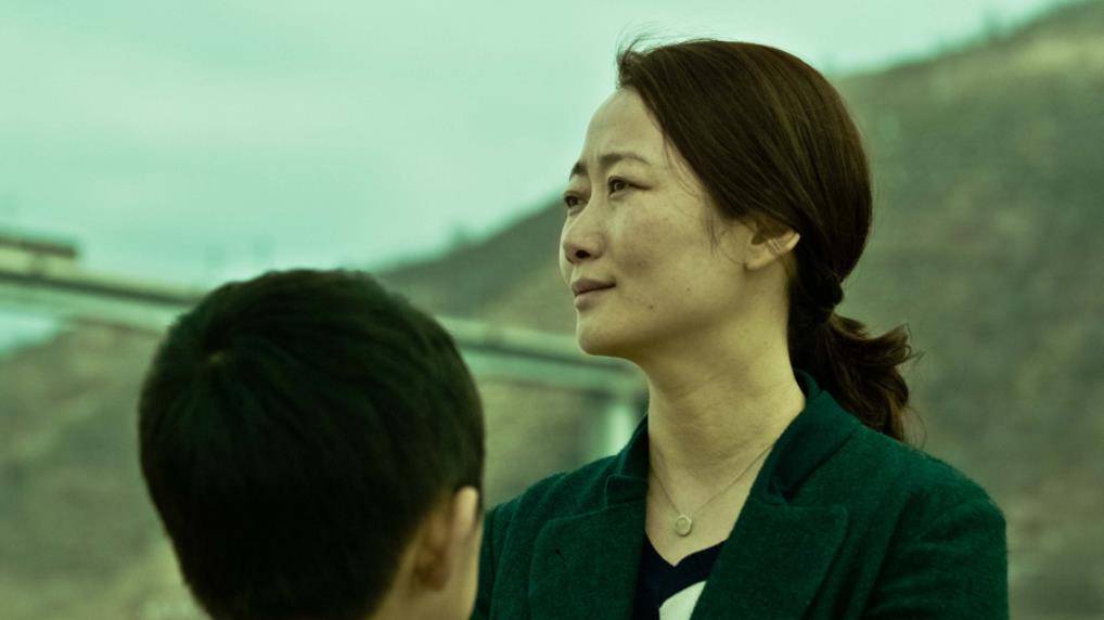 《山河故人》中没有过多的帅男靓女,只是一个很朴实的故事