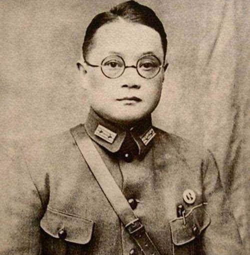 此人成了旅长他当团长,升任军长后提拔他当师长,他当司令后此人反被