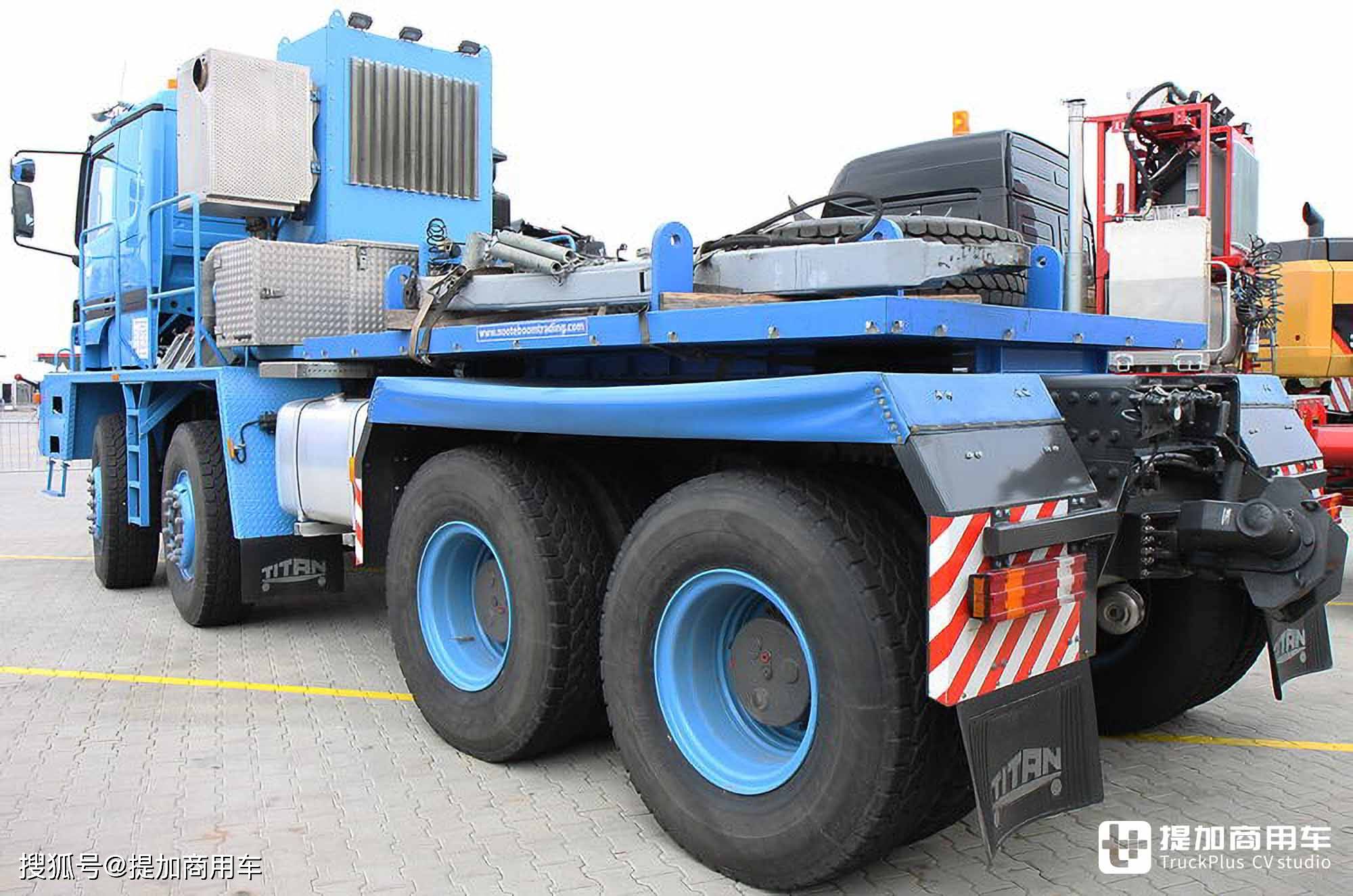 带你看德国titan 8x8大件牵引车,千吨强悍战力,火车头般庞大身躯
