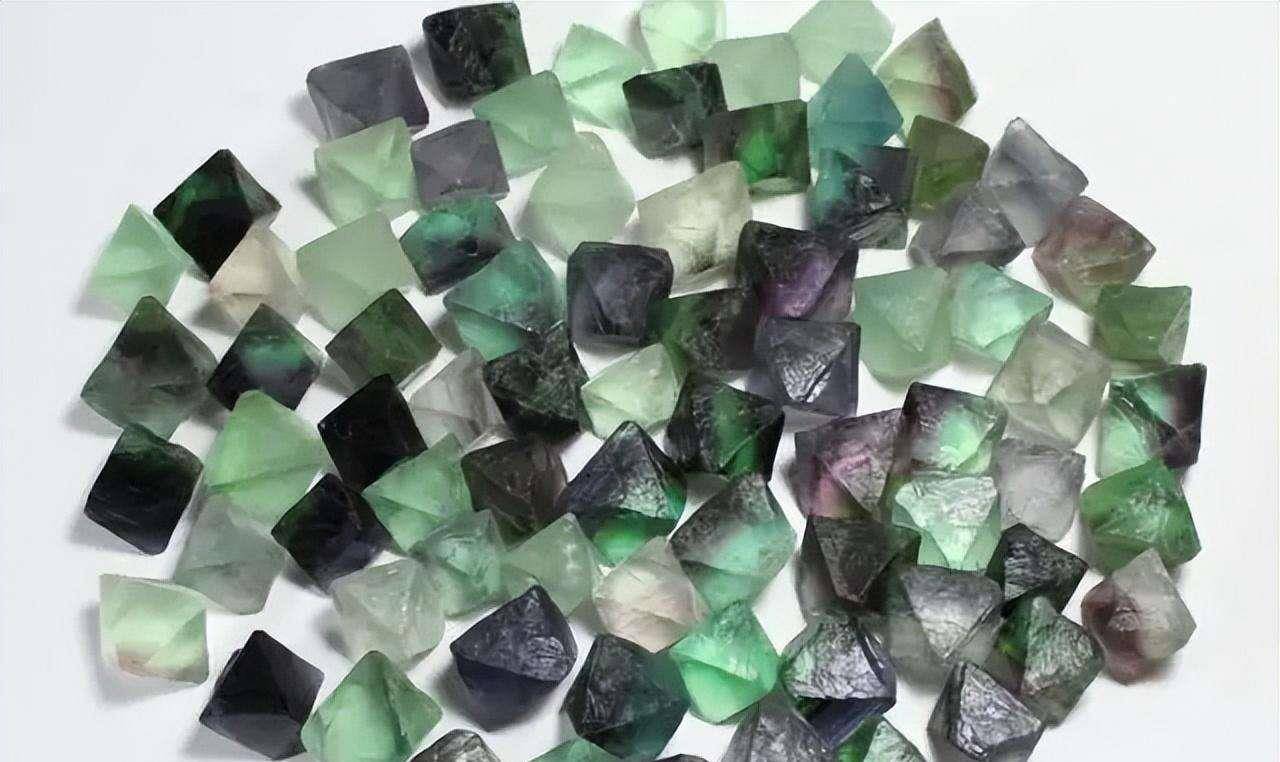 福建深山发现"蛇眼石",散发奇香冒绿光,深夜引来大量毒蛇聚集