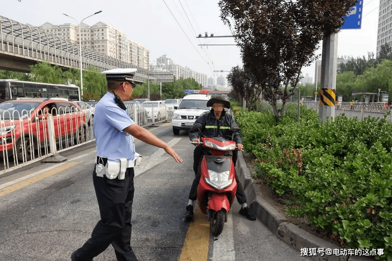 电动车是私有财产,交警有权查扣吗?今天才知道答案,你怎么看?