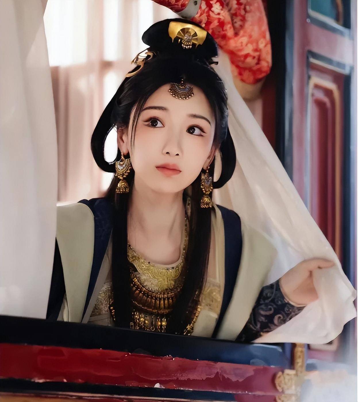 毛晓彤求你别再整了!在《庆余年》里,假体都要飞出来了!太吓人