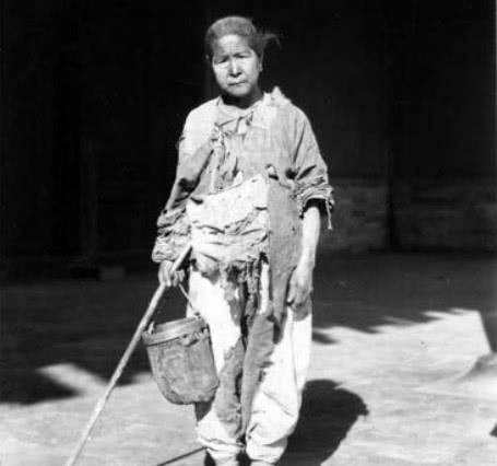 老照片:再现民国时期的乞丐,衣衫褴褛,第四张让人心酸!