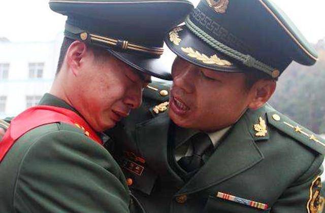 17年前,退伍费到手借了战友400元,16年后,战友发起寻人启事还钱!