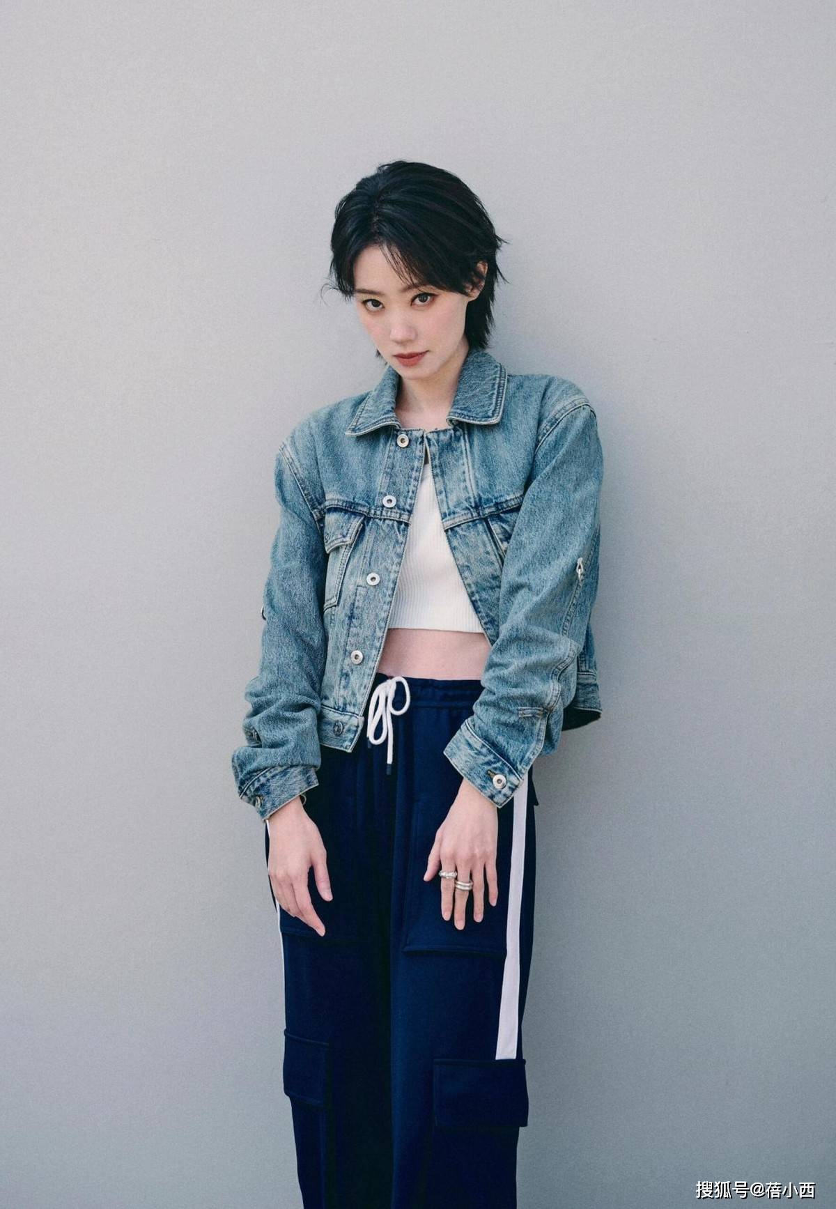 张小斐又带火了一种穿搭,叫"卫衣塞进短裤里",显得腰细腿又长