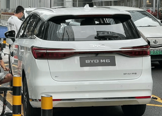 mpv车型,因为新车尾部可以看到有着纯电车型标识,还印着比亚迪m6的