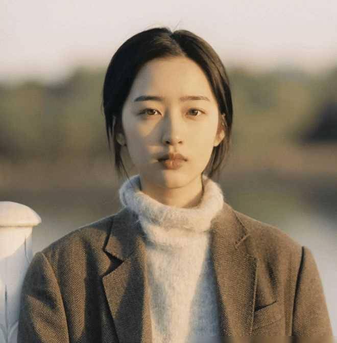 19岁的重庆女明星邓恩熙,一张脸蛋就像瓷娃娃一样精致可爱