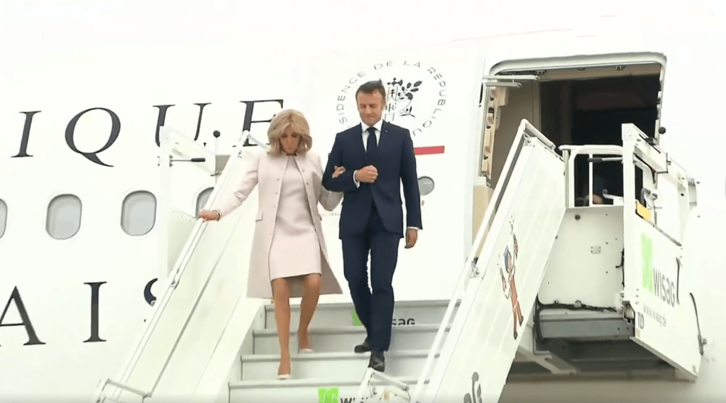 马克龙夫妇又去德国啦!七旬法国夫人穿风衣秀美腿,齐肩发型惊艳