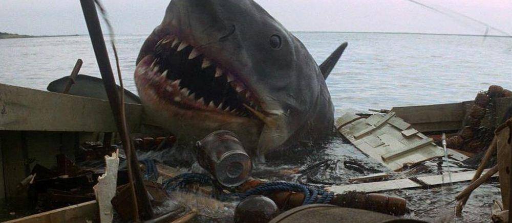 美国战舰被击沉,900余名海兵落水,引来上千只鲨鱼,仅321人幸存